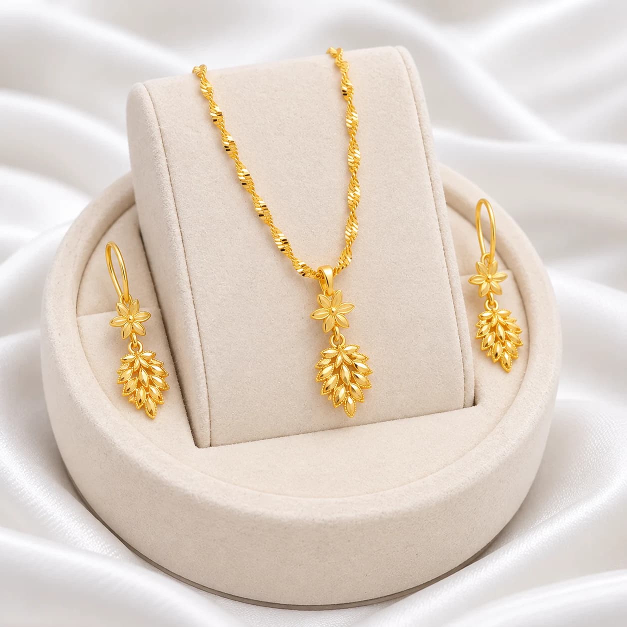 Parure dorée collier et boucles d'oreilles, pendentif feuillage